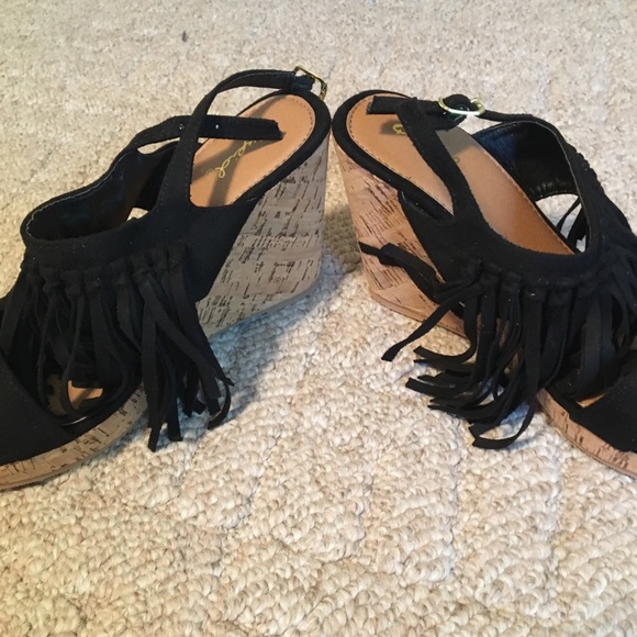 Blk fringe wedge sandals NWOT - Picture 2 of 5